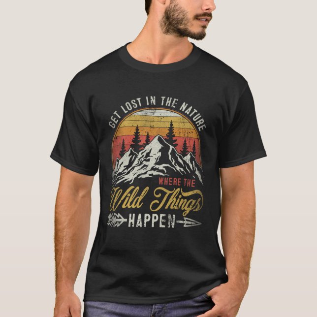 Get Lost In Nature Where Wild Things Happen Campin T Shirt (Framsida)