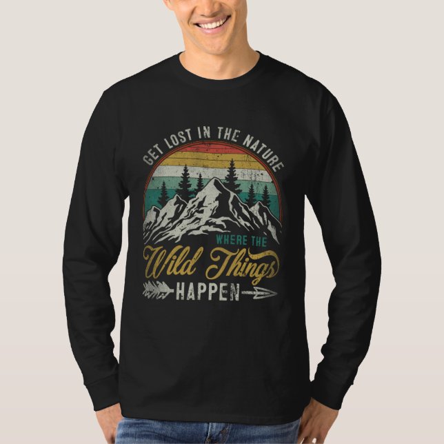Get Lost In Nature Where Wild Things Happen Campin T Shirt (Framsida)