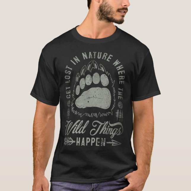 Get Lost In Nature Where Wild Things Happen Campin T Shirt (Framsida)