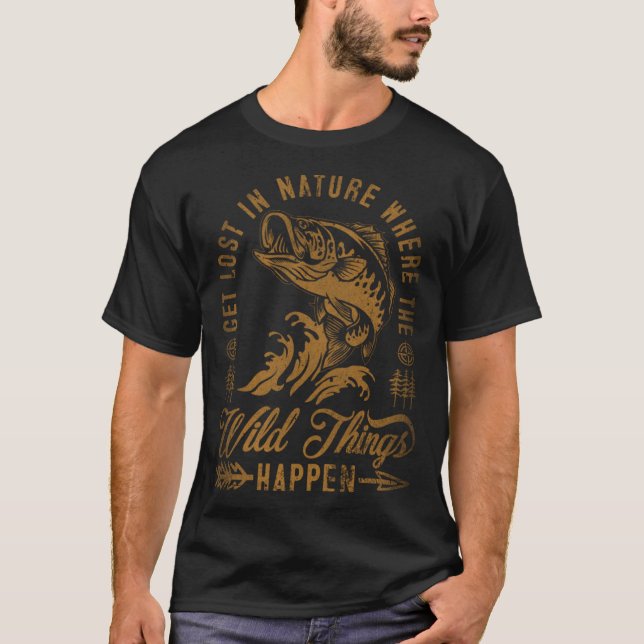 Get Lost In Nature Where Wild Things Happen Fishin T Shirt (Framsida)