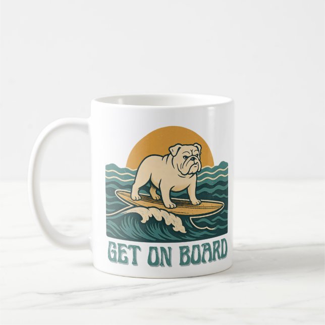 Get On Board Surfer Dog Retro Art -Bulldog Surfing Kaffemugg (Vänster)