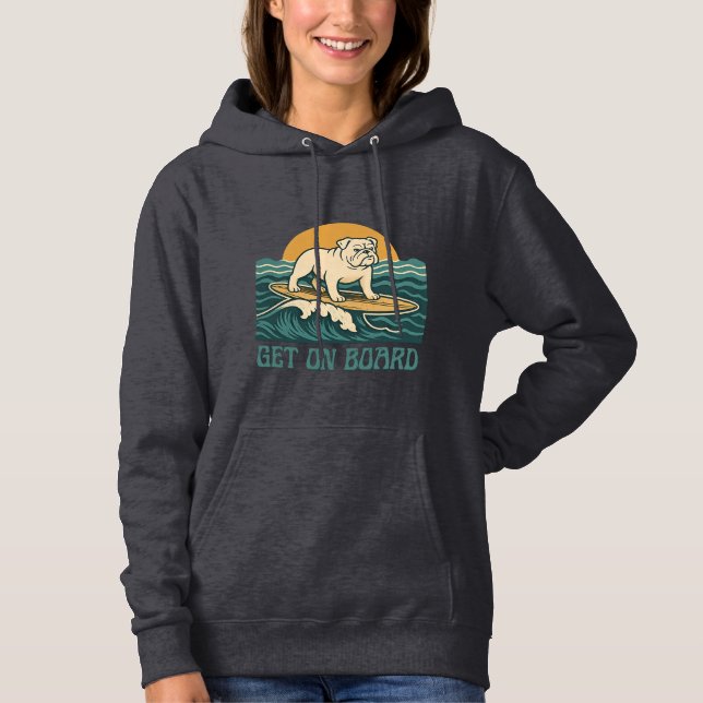 Get On Board Surfer Dog Retro Art -Bulldog Surfing T Shirt (Framsida)