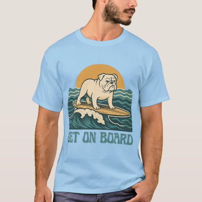 Get On Board Surfer Dog Retro Art -Bulldog Surfing T Shirt (Framsida)