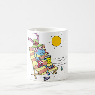 Getflicka på strand kaffemugg