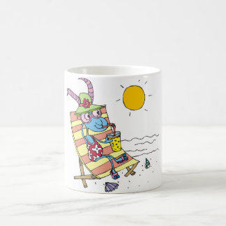Getflicka på strand kaffemugg