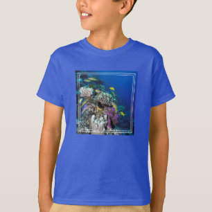 Getingar svärmar runt liten korall t shirt