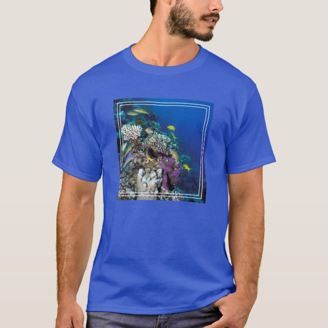 Getingfiskar svärmar runt liten korall t shirt (Framsida)