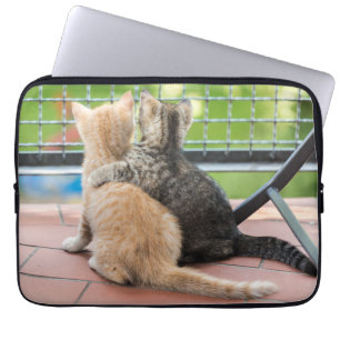Getty avbildar   två kattungar på en balkong laptop sleeve