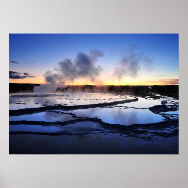 Geyser Smoke vid Sunset Poster (Framsidan)