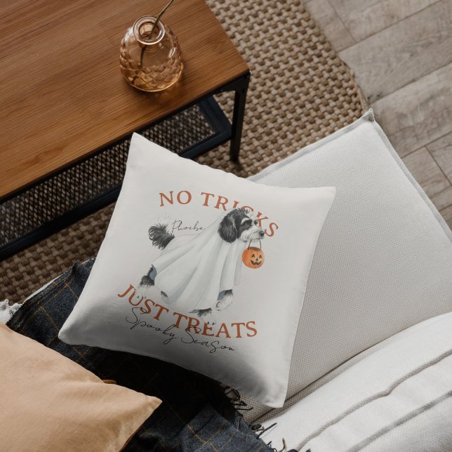 Ghost Costume Hund Doodle Spooky Season Kudde (Elevate your fall home decor with this Ghost Costume Dog Doodle Spooky Season throw pillow! )