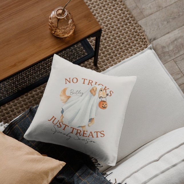 Ghost Costume Hund Golden Retriever Spooky Season Kudde (Elevate your fall home decor with this Ghost Costume Golden Retriever Spooky Season throw pillow!)