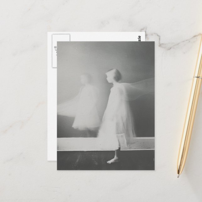 Ghost i Hallway Black and White Vykort (Fram/Back In Situ)