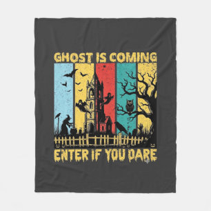 Ghost Is Coming Halloween Spökhus Häxa Uggla_ Fleecefilt