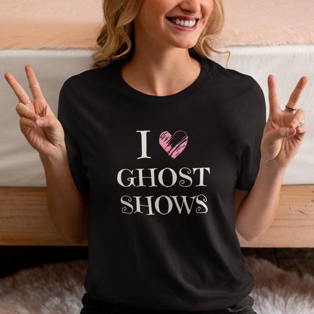 Ghost visar svart Halloween på Cute Spooky Season T Shirt (Skapare uppladdad)
