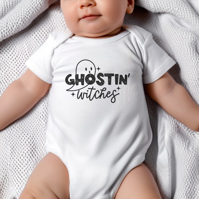 Ghosting Witches Halloween Baby Shirt Bodydräkt T Shirt (Baby wearing white bodysuit that says "Ghostin' Witches". Design has ghost and stars.)