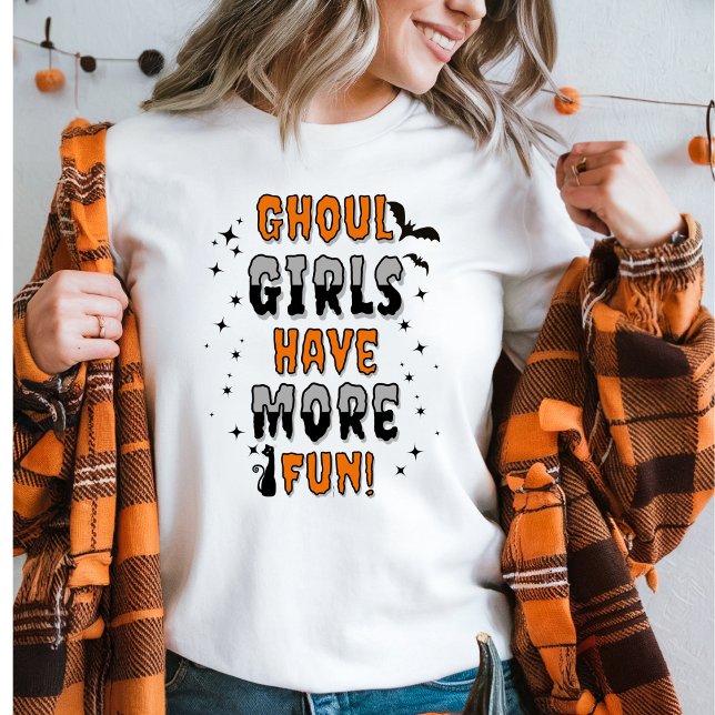 Ghoul Girls har mer Roligt Modern Halloween T Shirt (Women in a Ghoul Girls Have More Fun Halloween sweater and an orange plaid top. )