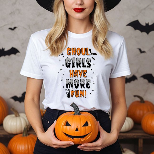Ghoul Girls har mer Roligt Modern Halloween T Shirt (Women in a white Ghoul Girls have more fun shirt with Halloween decor.)