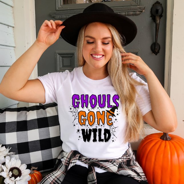 Ghouls Borta Vild Modern Halloween T-Shirt (Women in a white t-shirt with Ghouls Gone Wild Halloween topography with fall decor.)