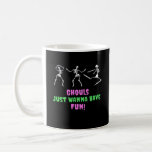 Ghouls vill bara ha Roligt Lazy Sloth Kaffemugg<br><div class="desc">En lustig lutning på designen. Mysigt,  söt och perfekt för avslappnade Halloween-vibes.</div>