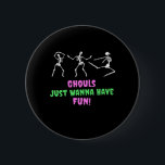 Ghouls vill bara ha Roligt Lazy Sloth Knapp<br><div class="desc">En lustig lutning på designen. Mysigt,  söt och perfekt för avslappnade Halloween-vibes.</div>