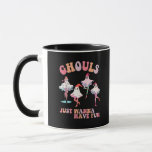 Ghouls vill bara ha Roligt Retro Halloween Christm Mugg<br><div class="desc">En retro Halloween-julflickor som har "Ghouls vill bara ha Roligt". Quirky,  roligt och perfekt för att blanda helgdag cheer med spooky charm.</div>