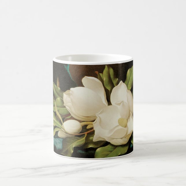 Giant Magnolias on a Blue Velvet Trasa av MJ Heade Kaffemugg (Center)
