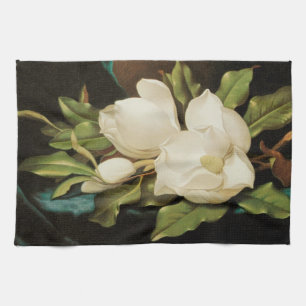 Giant Magnolias on a Blue Velvet Trasa av MJ Heade Kökshandduk