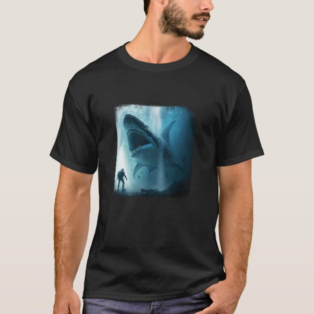 Giant Megalodon Shark T Shirt (Framsida)