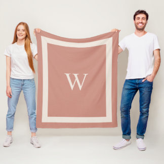 Giant Monogram på Terra Cotta Background Throw Fleecefilt