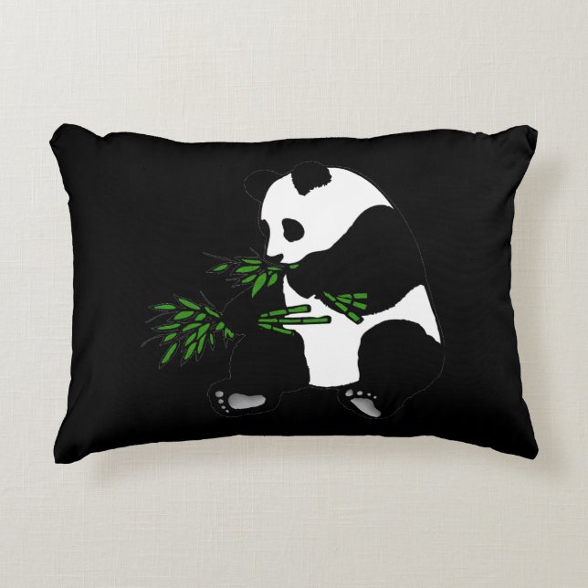 Giant Panda Eats Bamboo Black Prydnadskudde (Framsidan)