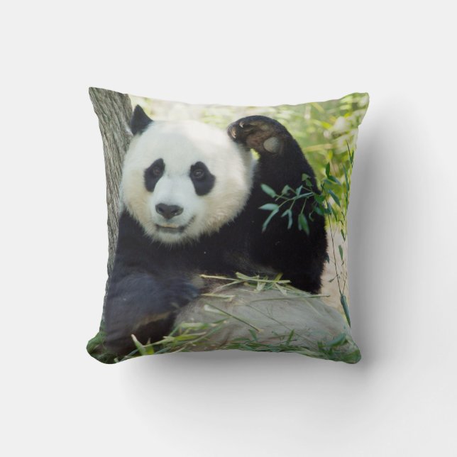 Giant Panda Restoration against Träd Kudde (Framsida)