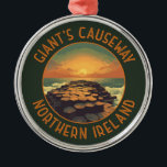 Giant's Causeway Ireland Retro Distress Circle Julgransprydnad Metall<br><div class="desc">Giant's Causeway i en vektorkonst stil. Giantens väg mot Causeing består av över 40 000 förreglande basaltpelare som bildades av lava som kyldes och kontrakterades och skapade regelbundet stressat mönster och sprickor.</div>