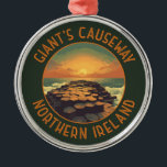Giant's Causeway Ireland Retro Distress Circle Julgransprydnad Metall<br><div class="desc">Giant's Causeway i en vektorkonst stil. Giantens väg mot Causeing består av över 40 000 förreglande basaltpelare som bildades av lava som kyldes och kontrakterades och skapade regelbundet stressat mönster och sprickor.</div>