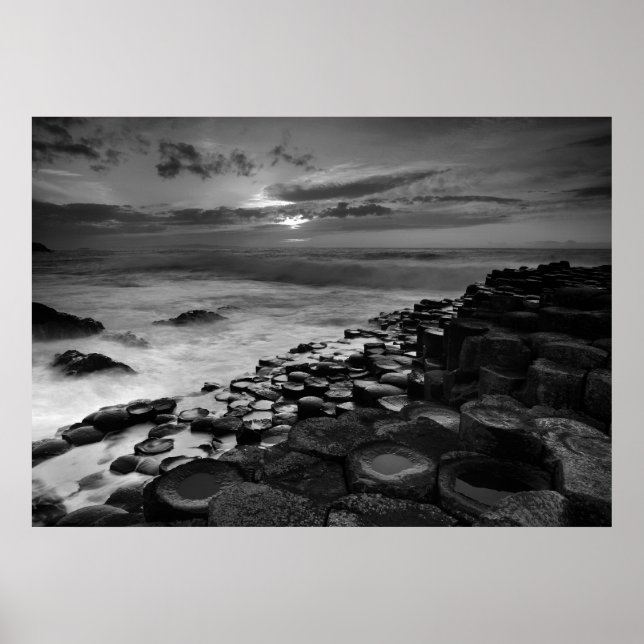 Giants Causeway Sunset Black and White Poster (Framsidan)