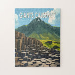 Giants Causeway Travel Art Vintage Pussel<br><div class="desc">Giant's Causeway i en vektorkonst stil. Giantens väg mot Causeing består av över 40 000 förreglande basaltpelare som bildades av lava som kyldes och kontrakterades och skapade regelbundet stressat mönster och sprickor.</div>