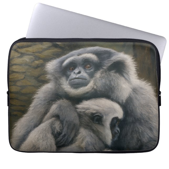 Gibbon Shelter - Emotional Wildlife Porträtt Laptop Fodral (Framsidan)