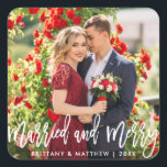 Gift Brudskrift Julfoto Fyrkantigt Klistermärke<br><div class="desc">Modern Borste Skript Gift och Glad Jul Bröllopsfoto Klistermärke</div>