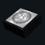 Gift för 25:e Bröllop-årsdagen Minnesask<br><div class="desc">Svarta ornate blommigt snöre-cirkel på metallisk silver-bakgrund,  anpassadets silver bröllop-årsdag. Att fira 25 år av lycklig minnen. Anpassadets svarta typografi. Vitdiamanter hjärtaccent.</div>
