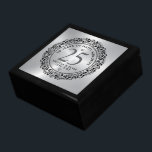 Gift för 25:e Bröllop-årsdagen Minnesask<br><div class="desc">Svarta ornate blommigt snöre-cirkel på metallisk silver-bakgrund,  anpassadets silver bröllop-årsdag. Att fira 25 år av lycklig minnen. Anpassadets svarta typografi. Vitdiamanter hjärtaccent.</div>