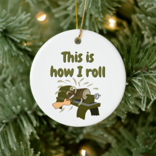 Gift för Woodturner Det här är hur jag rullar p Julgransprydnad Keramik