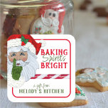 Gift från köksspirits Bright Santa Santa Fyrkantigt Klistermärke<br><div class="desc">Personlig märkre för dina helgdag från köket. Vill du kärlek dina speciella helgdag bakade varor med vänner och familj under julhelgen? Pressa inslagningen med de här märkrna med söt "Baking Spirits Bright". Bild i Jultomten med festlig grönt och röd typografi. Personlig med "en gåva från (ditt namn) kök". Se till...</div>