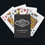 Gift i Fabulous Las Vegas Black Bröllop Casinokort<br><div class="desc">Den unika och roligt anpassningsbarna "Gift i Fabulous Las Vegas"-bröllopet ger spelkort en utformning som inspireras av välkomsttecknet till Las Vegas,  Nevada,  tillsammans med en monogramtext som kan vara personlig med parets datum namn och bröllop. Svartvit färg kan ändras.</div>