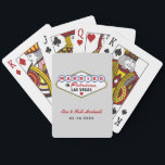 Gift i Fabulous Las Vegas Bröllop Monogram Casinokort<br><div class="desc">Den här unika och roligt anpassningsbarna "Gift i Fabulous Las Vegas"-bröllopet ger spelkort ett monogram av namn och bröllopsdatum från bruden och brudgummen och en platinum grått-bakgrund. Svart,  röd,  blå,  gult och grått färg.</div>