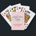 Gift i Fabulous Las Vegas Bröllop Monogram Casinokort<br><div class="desc">Den här unika och roligt anpassningsbarna "Gift i Fabulous Las Vegas"-bröllopet ger spelkort ett monogram av namn och bröllopsdatum för bruden och brudgummen och en ljus rosa bakgrund. Svart,  vit,  röd,  blå,  gult och grått färg.</div>