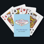 Gift i Fabulous Las Vegas Bröllop Monogram Casinokort<br><div class="desc">Den här unika och roligt anpassningsbarna "Gift i Fabulous Las Vegas"-bröllopet ger spelkort ett monogram av namn och bröllopsdatum från bruden och brudgummen och en ljusblå bakgrund. Svart,  vit,  röd,  blå,  gult och grått färg.</div>
