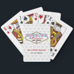 Gift i Fabulous Las Vegas Bröllop Monogram Spelkort<br><div class="desc">Anpassningsbarna "Gift i Fabulous Las Vegas"-favoritkort för bröllopsspel har ett monogram av namn och bröllopsdatum och hjärträttad bakgrund. Svart,  röd,  blå,  gult och grått färg.</div>