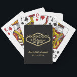 Gift i Fabulous Las Vegas Guld Bröllop Casinokort<br><div class="desc">Den unika och roligt anpassningsbarna "Gift i Fabulous Las Vegas"-bröllopet ger spelkort en faux guld-folie som inspireras av välkomsttecknet till Las Vegas,  Nevada,  tillsammans med en monogramtext som kan vara personlig med parets datum namn och bröllop. Den svarta bakgrunden färg kan ändras.</div>