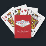 Gift i Fabulous Las Vegas Red Bröllop Monogram Casinokort<br><div class="desc">Den här unika och roligt anpassningsbarna "Gift i Fabulous Las Vegas"-bröllopet ger spelkort ett monogram av namn och bröllopsdatum och en vit bakgrund för bruden och brudgummen. Svart,  vit,  röd,  blå,  gult och grått färg.</div>