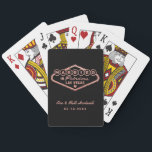 Gift i Fabulous Las Vegas Ro Guld Bröllop Casinokort<br><div class="desc">Den unika och roligt anpassningsbarna "Gift i Fabulous Las Vegas"-bröllopet ger spelkort en faux ro guld-folie som inspireras av välkomsttecknet till Las Vegas,  Nevada,  tillsammans med en monogramtext som kan vara personlig med parets datum namn och bröllop. Den svarta bakgrunden kan ändras.</div>