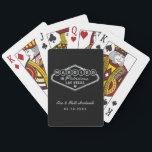 Gift i Fabulous Las Vegas Silver Bröllop Casinokort<br><div class="desc">Den unika och roligt anpassningsbarna "Gift i Fabulous Las Vegas"-bröllopet ger spelkort en silver-faux-folie som inspireras av välkomsttecknet till Las Vegas,  Nevada,  tillsammans med en monogramtext som kan vara personlig med parets datum namn och bröllop. Den svarta bakgrunden färg kan ändras.</div>